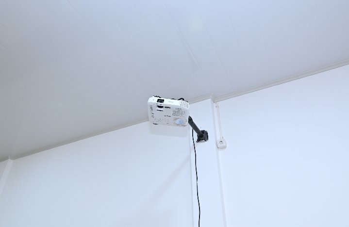 Proyektor & Layar LCD
