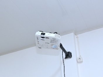 Proyektor & Layar LCD